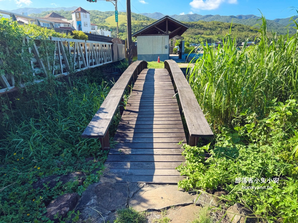 新北【金沙灣海濱公園】橋下走兩分鐘就到的在地人玩水去處，地點公開!!
