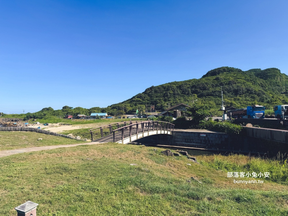 新北【金沙灣海濱公園】橋下走兩分鐘就到的在地人玩水去處，地點公開!!