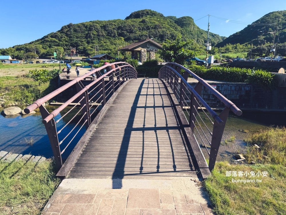 新北【金沙灣海濱公園】橋下走兩分鐘就到的在地人玩水去處，地點公開!!