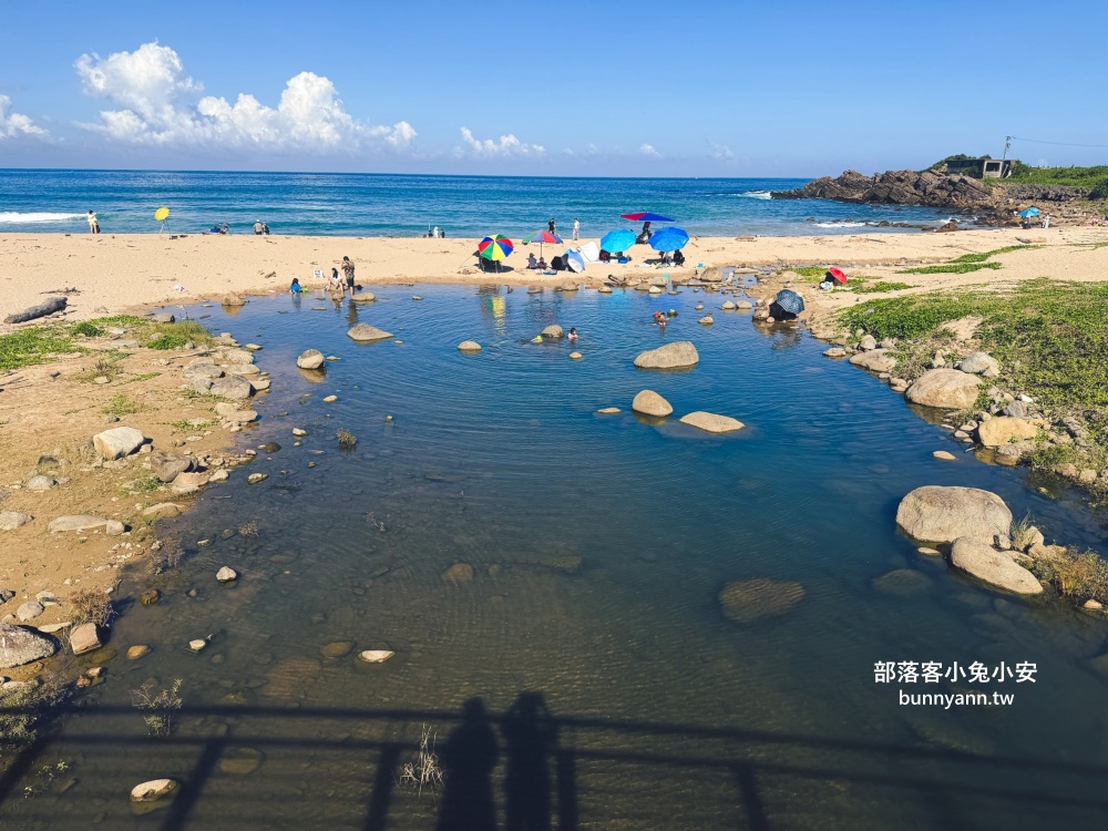 新北【金沙灣海濱公園】橋下走兩分鐘就到的在地人玩水去處，地點公開!!
