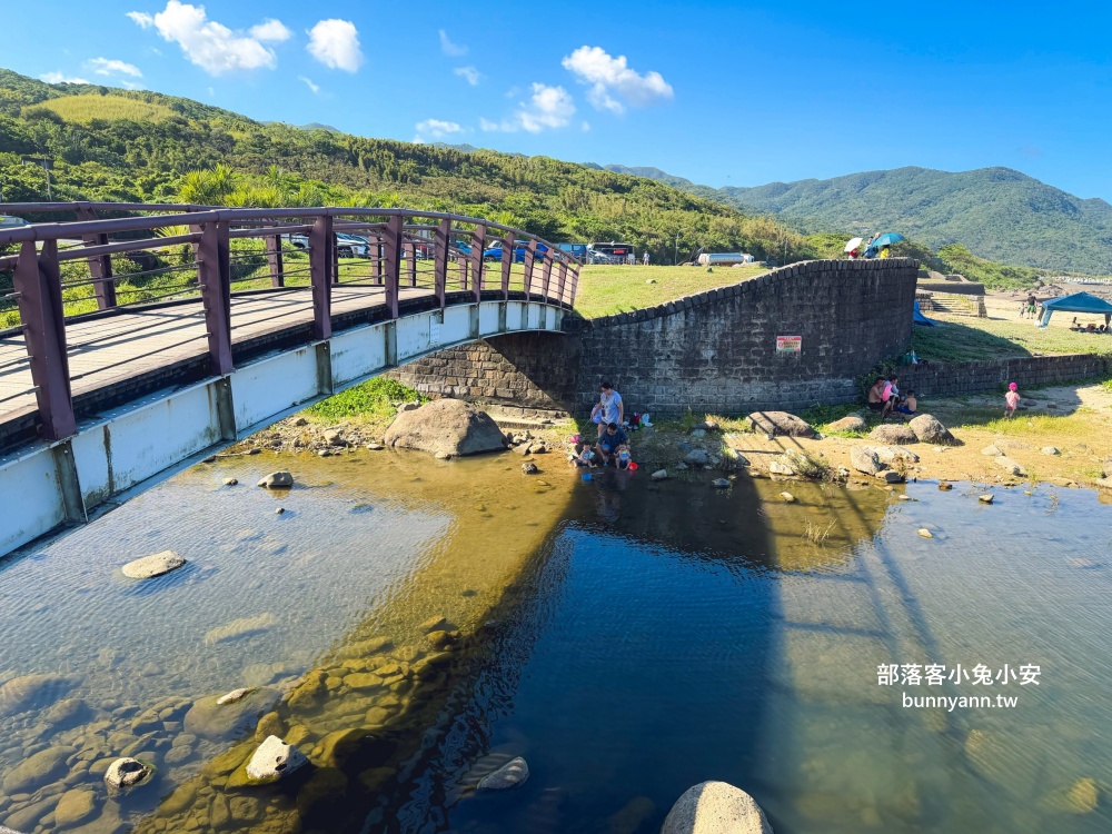 新北【金沙灣海濱公園】橋下走兩分鐘就到的在地人玩水去處，地點公開!!