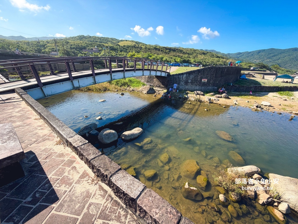 新北【金沙灣海濱公園】橋下走兩分鐘就到的在地人玩水去處，地點公開!!
