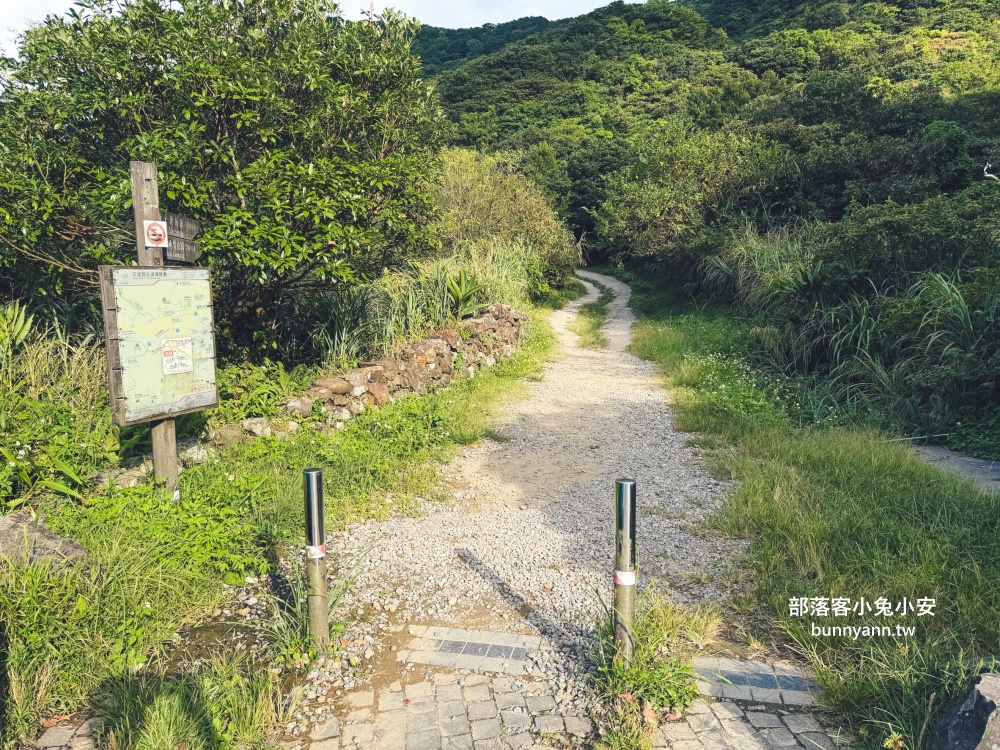 有夠低調的地質公園拍照點，景色真的夢幻到不行，下車走20分鐘，也有空地可停車