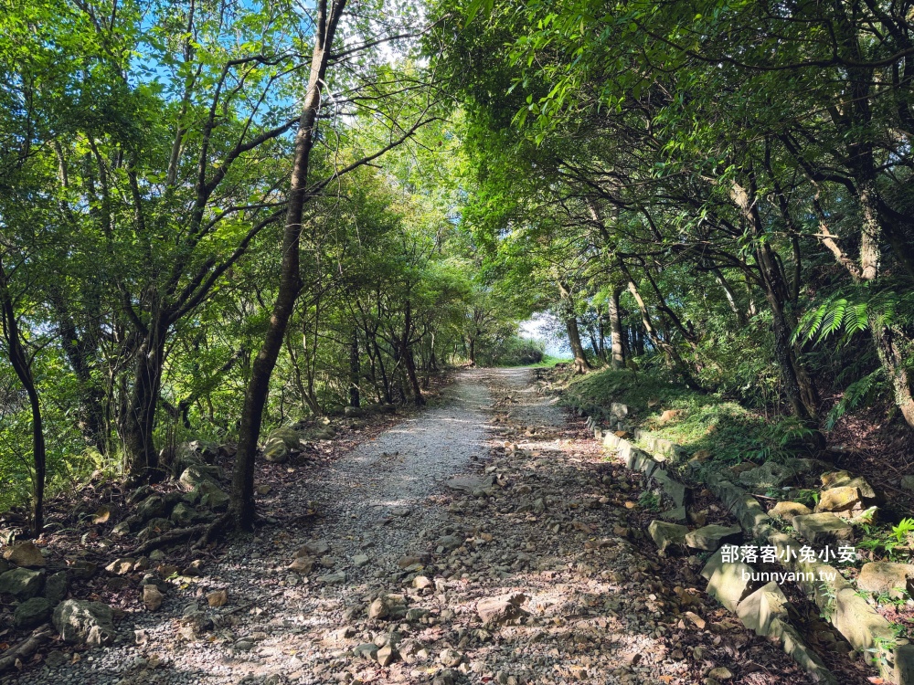 有夠低調的地質公園拍照點，景色真的夢幻到不行，下車走20分鐘，也有空地可停車