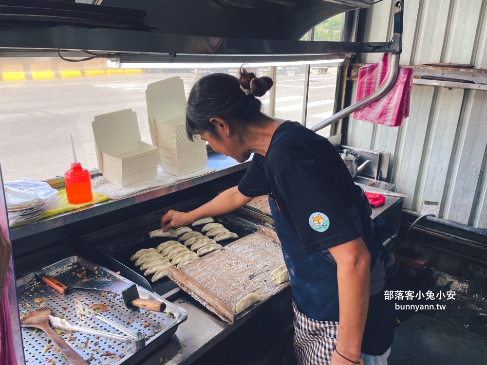 深澳漁港吃這間「阿玉鍋貼」路邊小吃，是居民和卡車司機超愛的鍋貼店