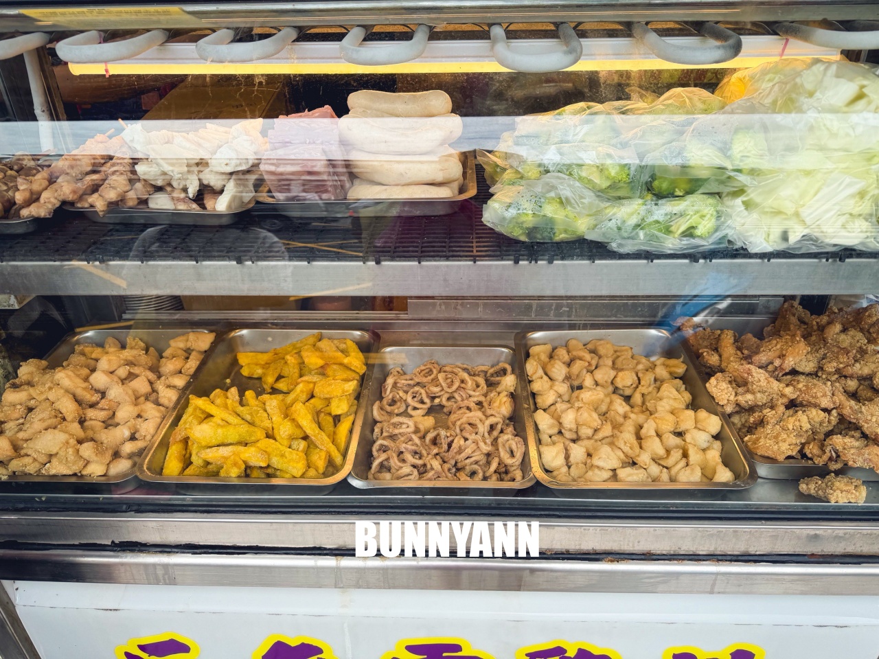 一半人不知道，是比臉大雞排店，點個一片就很飽，三角骨也是招牌主打