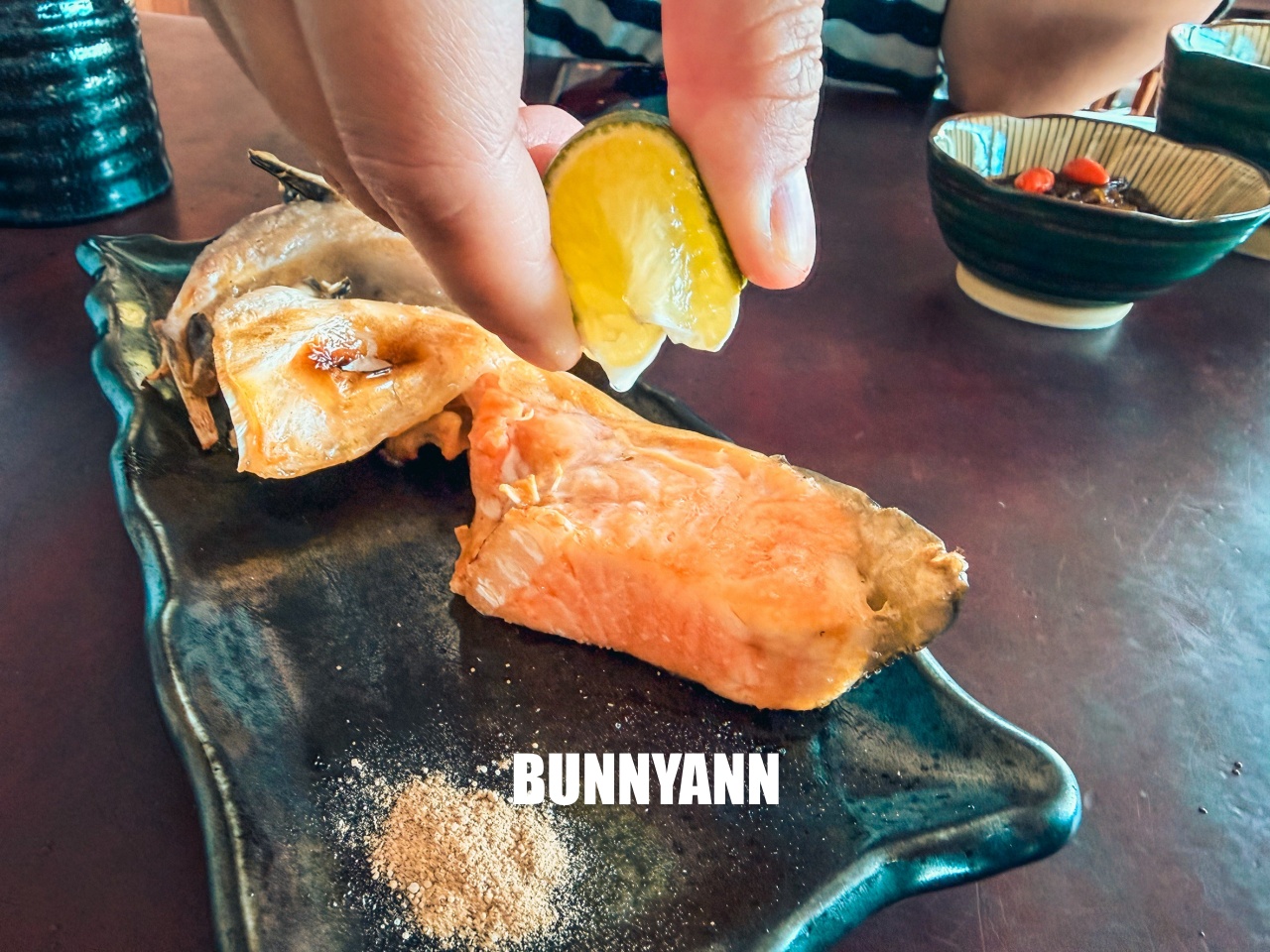 隱藏在九孔池旁的美味！92k週末食堂，現剖海膽跟九孔鮑美味上桌