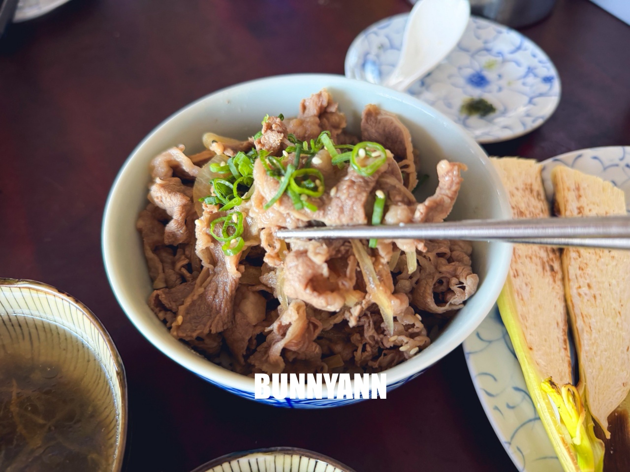 隱藏在九孔池旁的美味！92k週末食堂，現剖海膽跟九孔鮑美味上桌