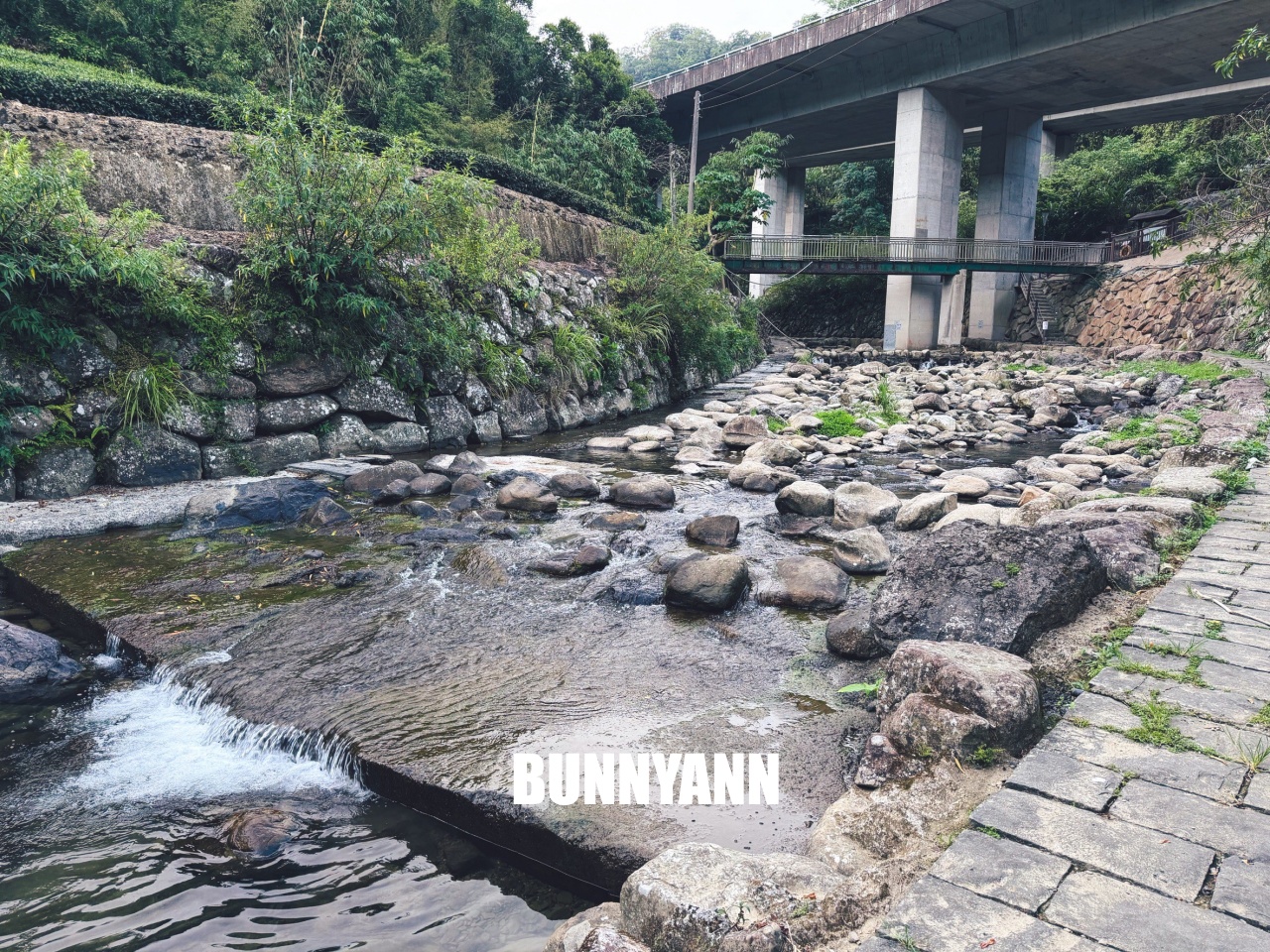 新北【北勢溪自行車道】橋下走一分鐘就到的在地人玩水去處，地點公開!!
