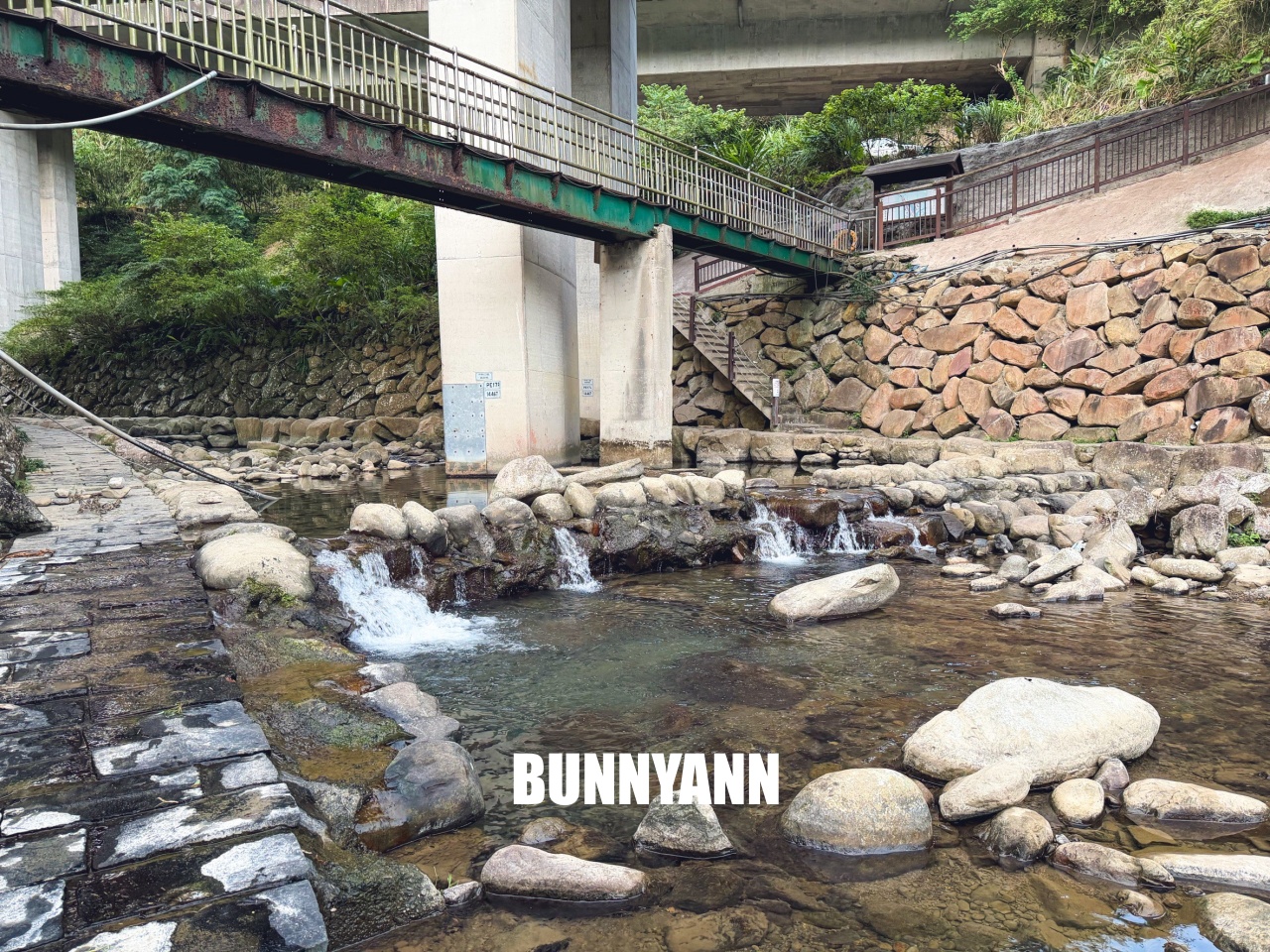 新北【北勢溪自行車道】橋下走一分鐘就到的在地人玩水去處，地點公開!!