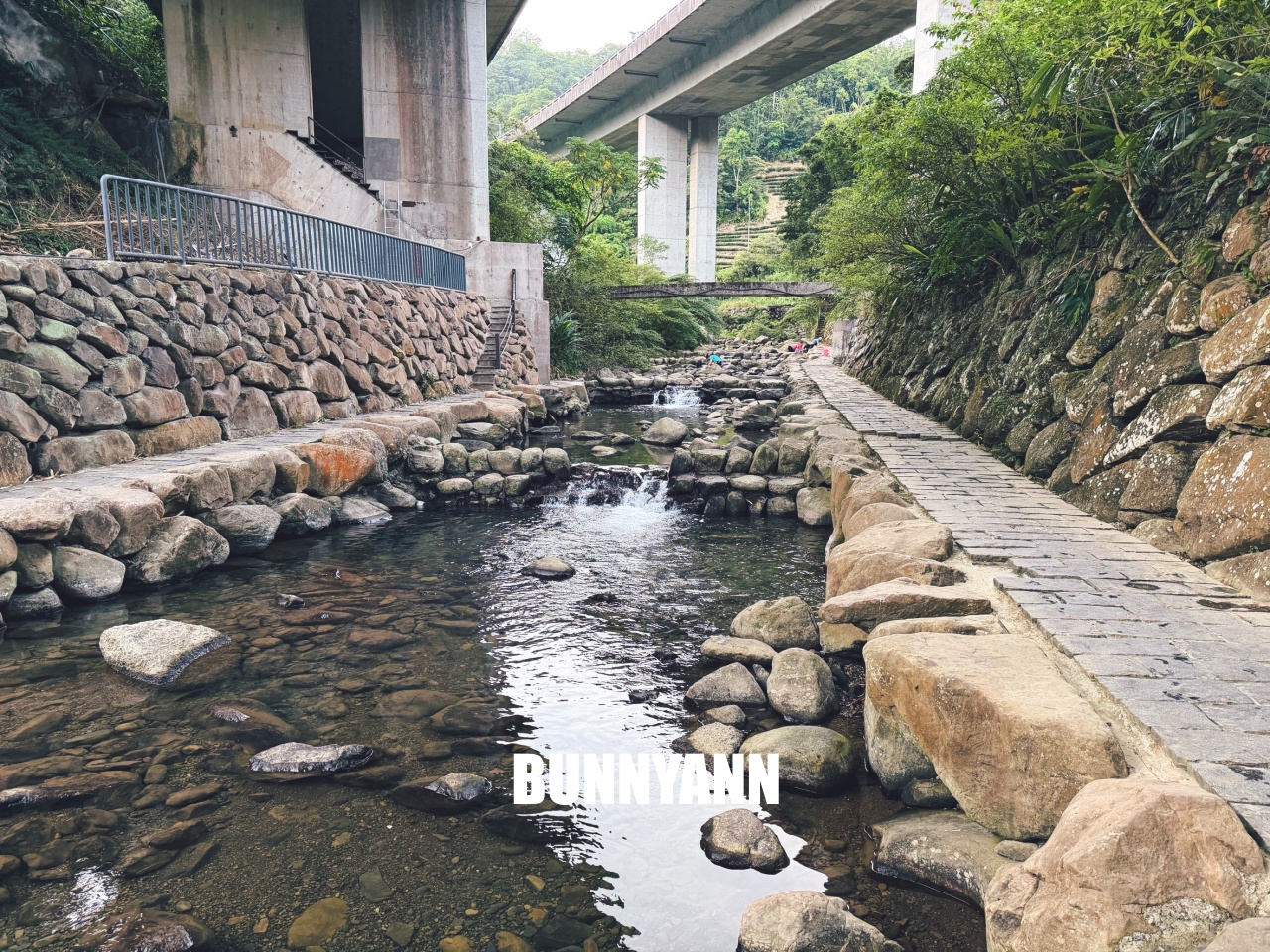 新北【北勢溪自行車道】橋下走一分鐘就到的在地人玩水去處，地點公開!!