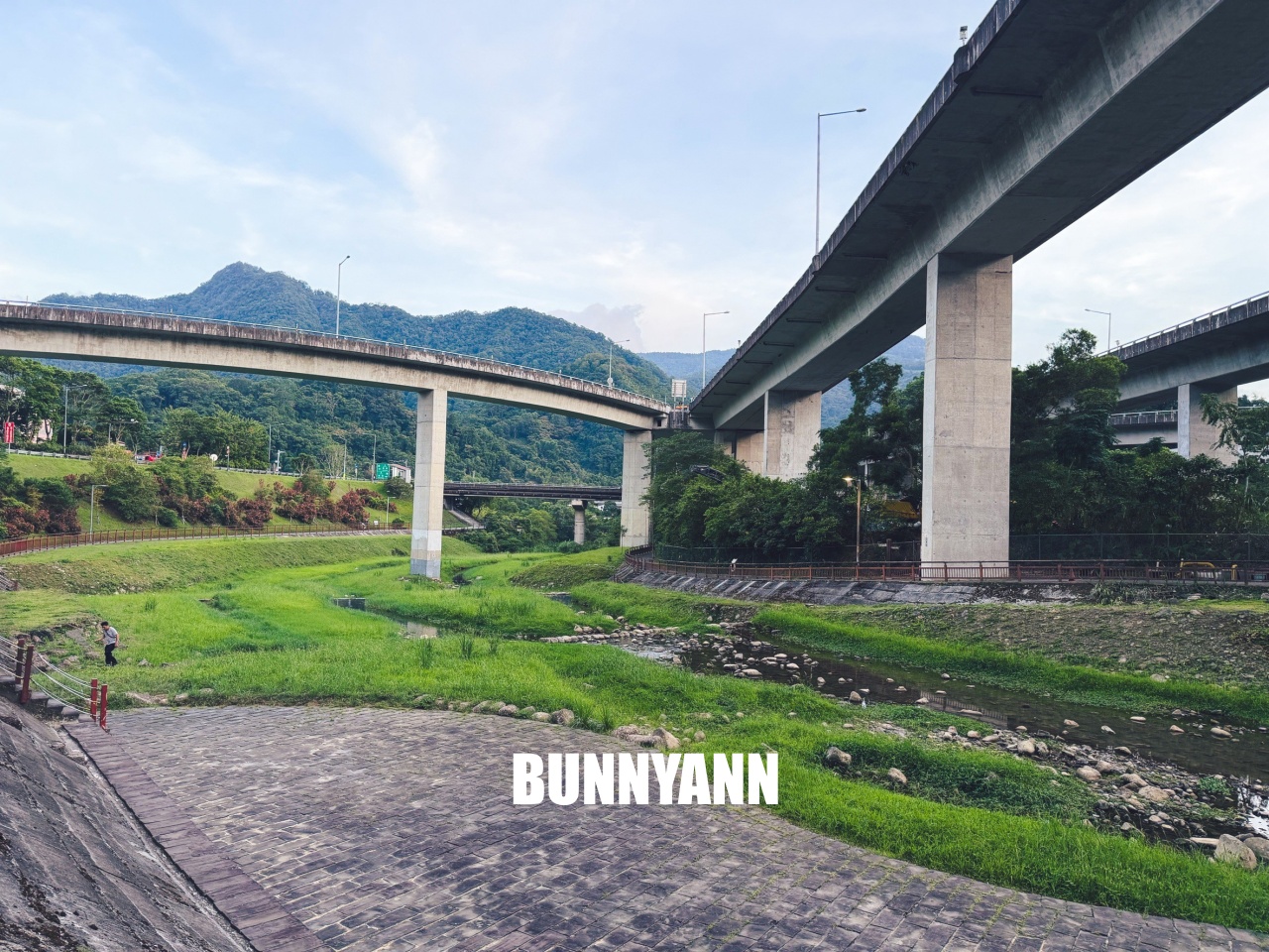 新北【北勢溪自行車道】橋下走一分鐘就到的在地人玩水去處，地點公開!!