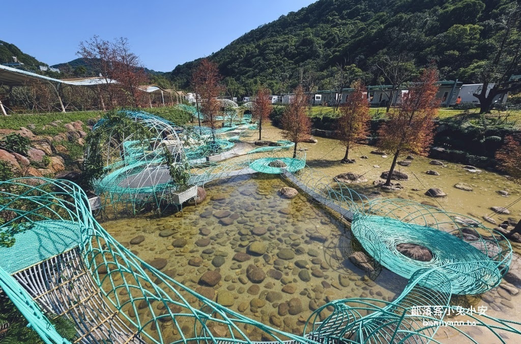 新北【亮山川休閒農場】最大特色就是園區內那條繽紛吸睛的彩色鋼構步道！