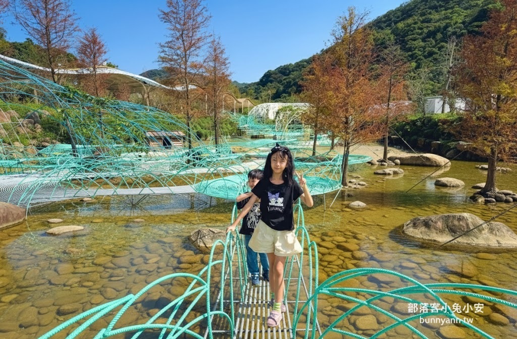 新北【亮山川休閒農場】最大特色就是園區內那條繽紛吸睛的彩色鋼構步道！