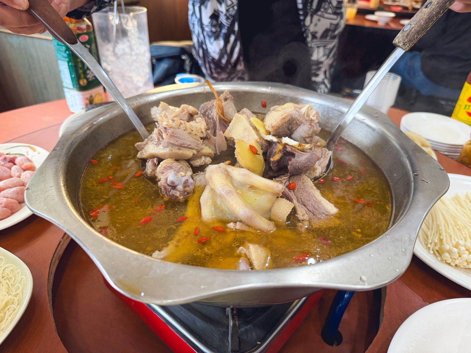 桃園【臺灣番鴨牧場大江店】隱身小路內的好吃薑母鴨店，超大餐廳適合團客聚餐推薦