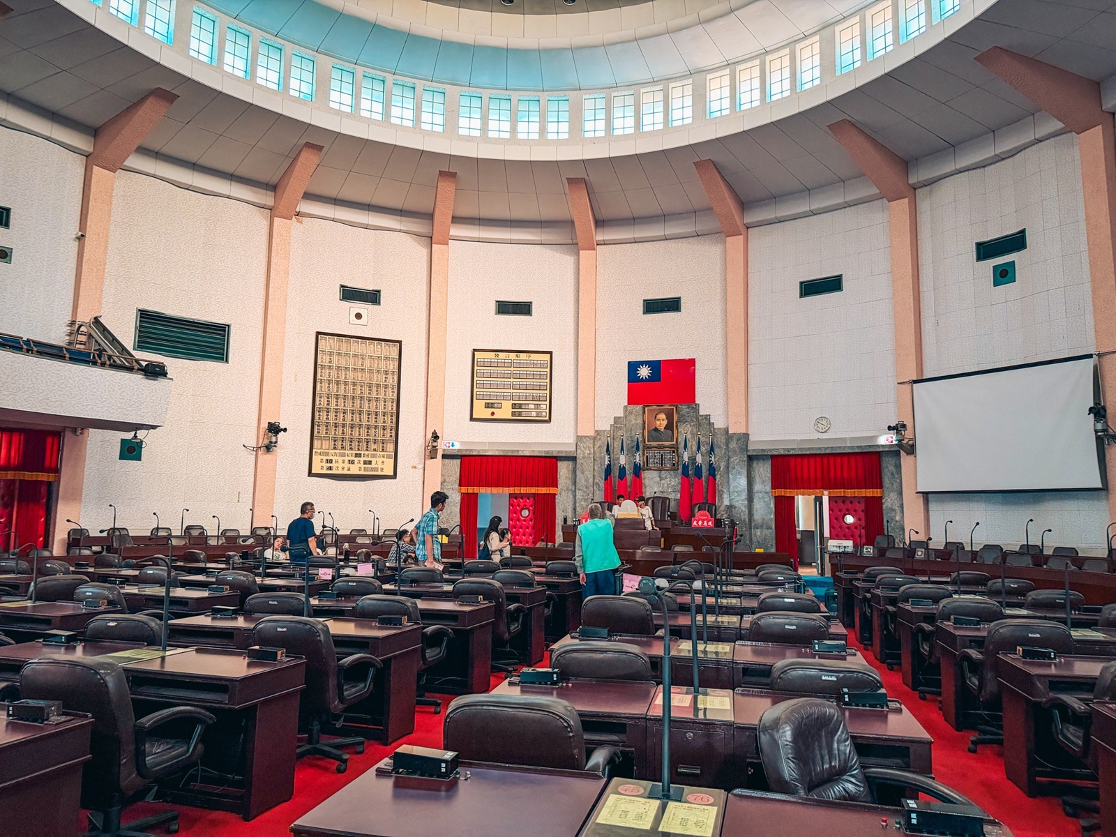 台中【立法院民主議政園區】最吸引人的立法院、地方議會、參政會全部免費參觀
