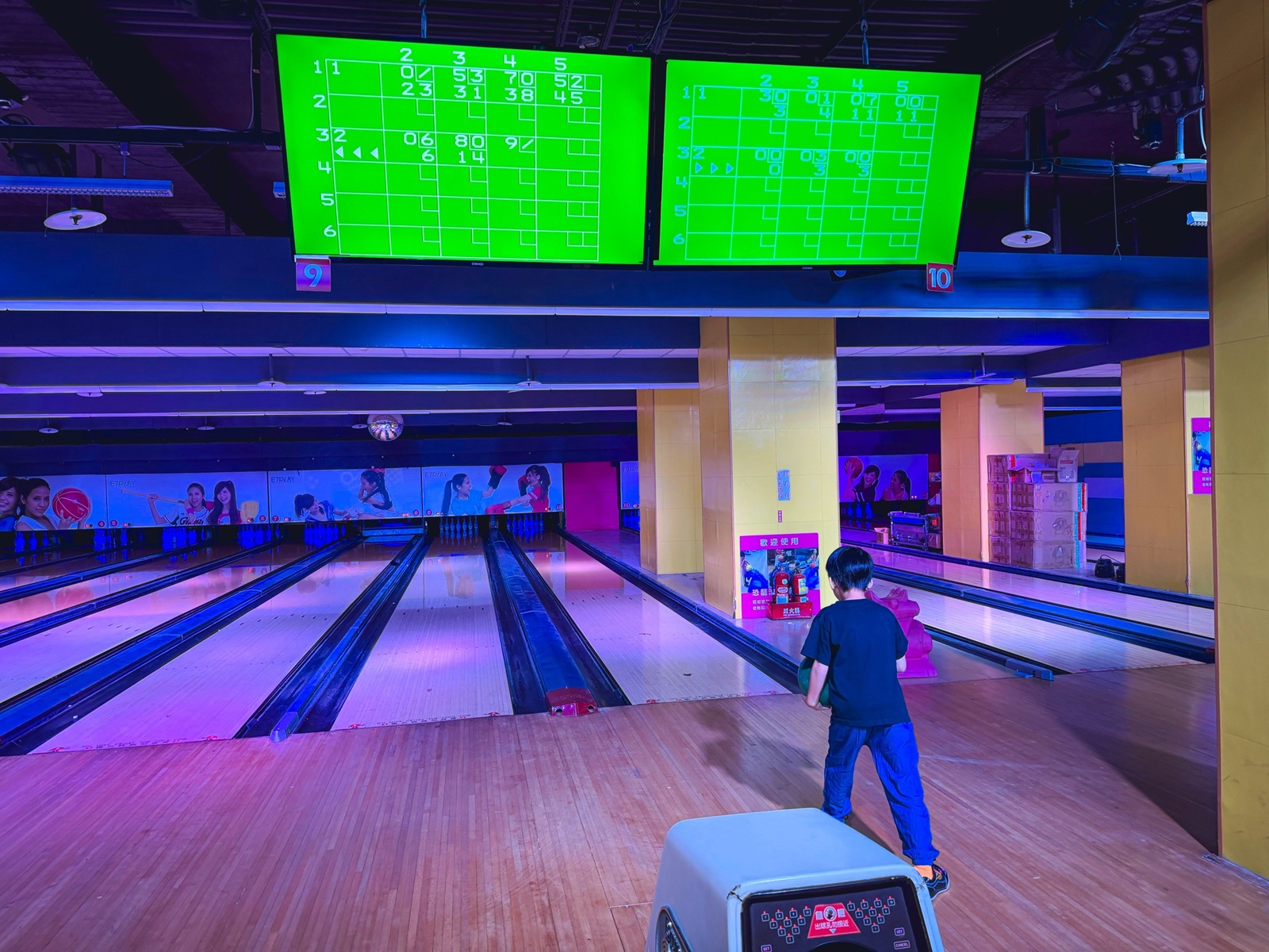 新北室內景點「E7PLAY三重館」一票玩到底,夜光保齡球、撞球、KTV玩到不想回家 新北室內景點「E7PLAY三重館」一票玩到底,夜光保齡球、撞球、KTV玩到不想回家