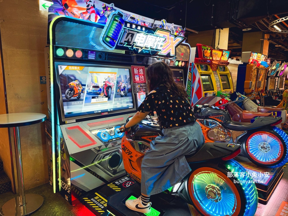 新北室內景點「E7PLAY三重館」一票玩到底,夜光保齡球、撞球、KTV玩到不想回家 新北室內景點「E7PLAY三重館」一票玩到底,夜光保齡球、撞球、KTV玩到不想回家