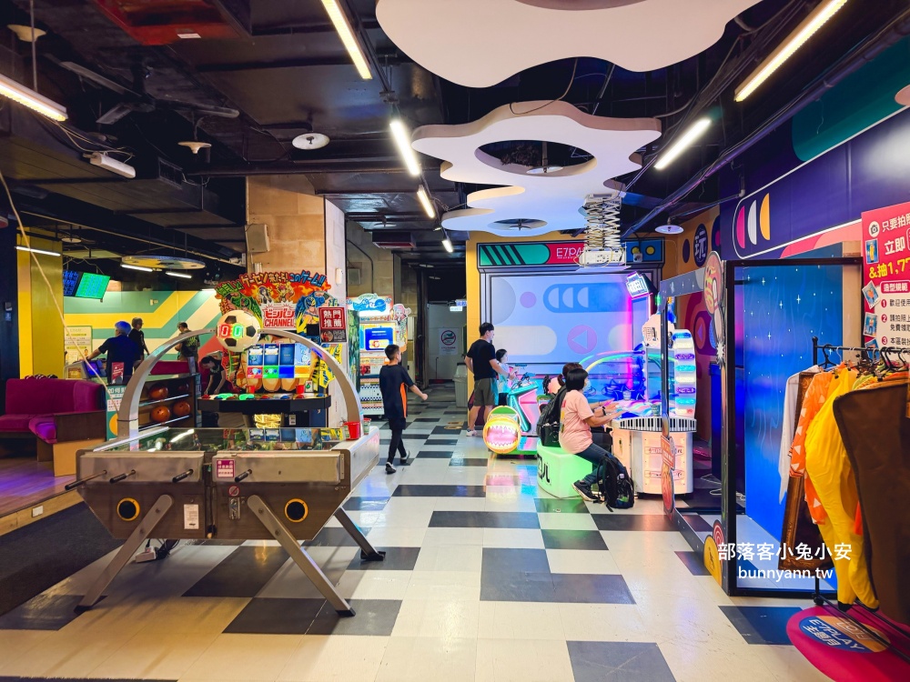 新北室內景點「E7PLAY三重館」一票玩到底,夜光保齡球、撞球、KTV玩到不想回家 新北室內景點「E7PLAY三重館」一票玩到底,夜光保齡球、撞球、KTV玩到不想回家