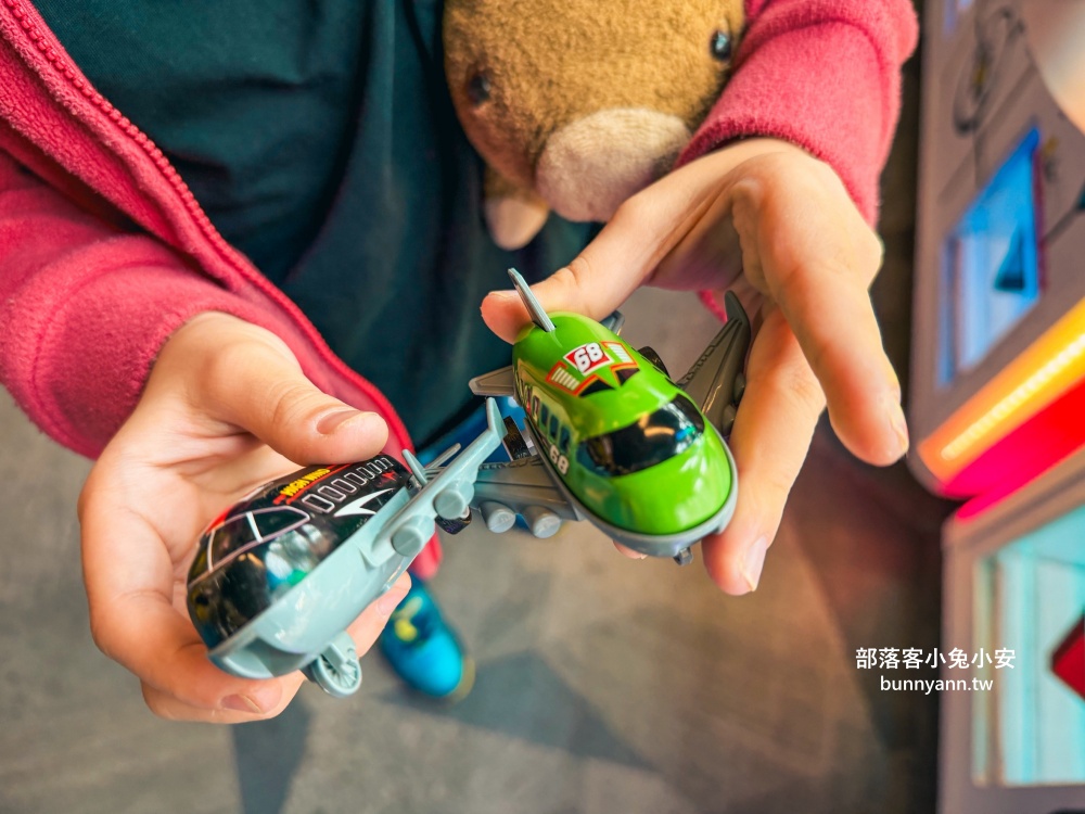 新北室內景點「E7PLAY三重館」一票玩到底,夜光保齡球、撞球、KTV玩到不想回家 新北室內景點「E7PLAY三重館」一票玩到底,夜光保齡球、撞球、KTV玩到不想回家