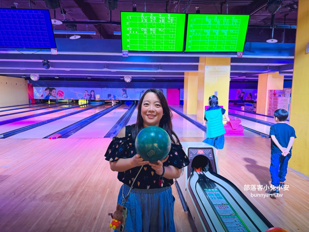 新北室內景點「E7PLAY三重館」一票玩到底,夜光保齡球、撞球、KTV玩到不想回家 新北室內景點「E7PLAY三重館」一票玩到底,夜光保齡球、撞球、KTV玩到不想回家