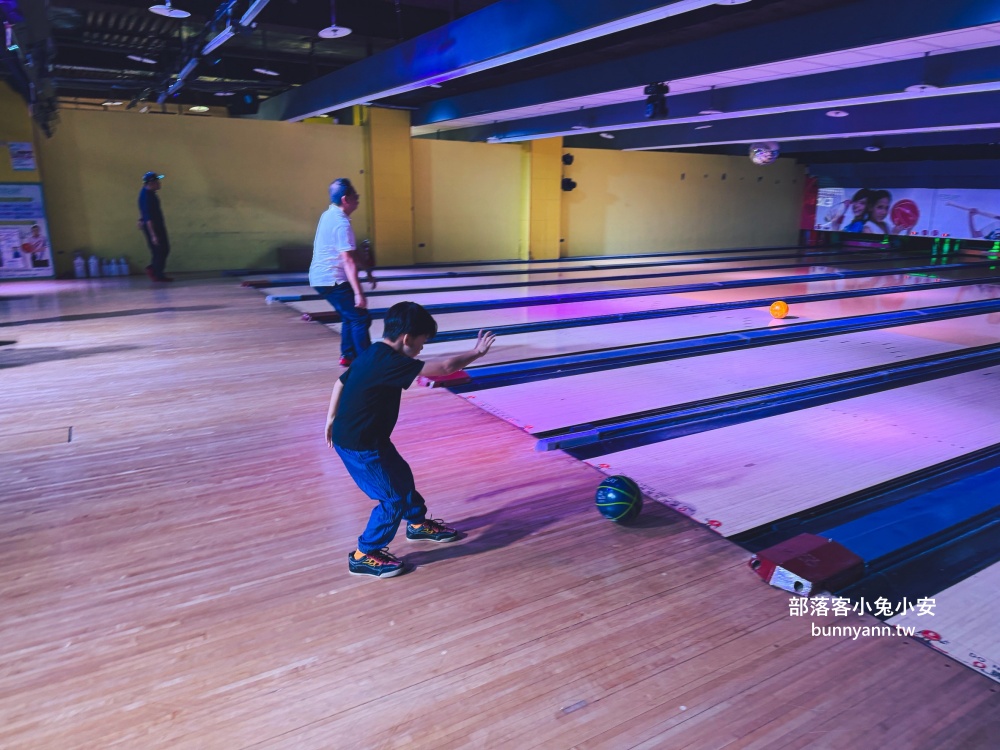 新北室內景點「E7PLAY三重館」一票玩到底,夜光保齡球、撞球、KTV玩到不想回家 新北室內景點「E7PLAY三重館」一票玩到底,夜光保齡球、撞球、KTV玩到不想回家