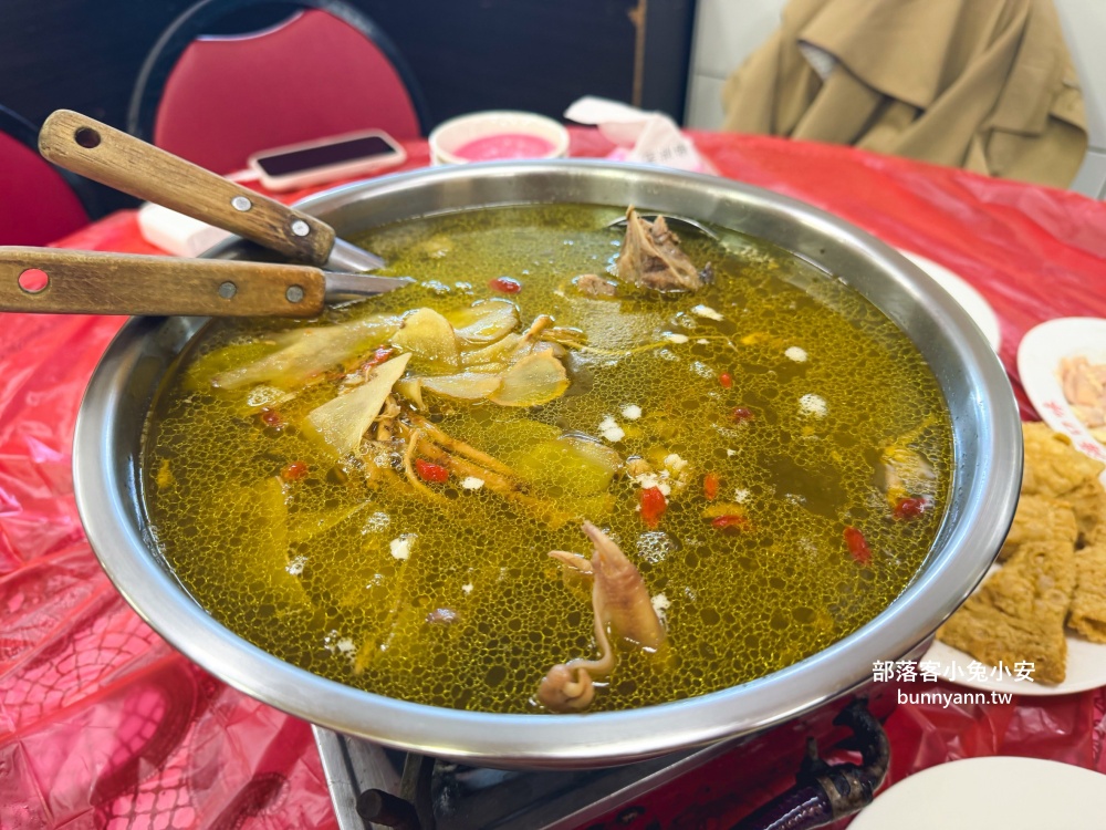 桃園【佳安薑母鴨】隱身小路內的好吃薑母鴨店，小木屋包廂適合聚餐推薦