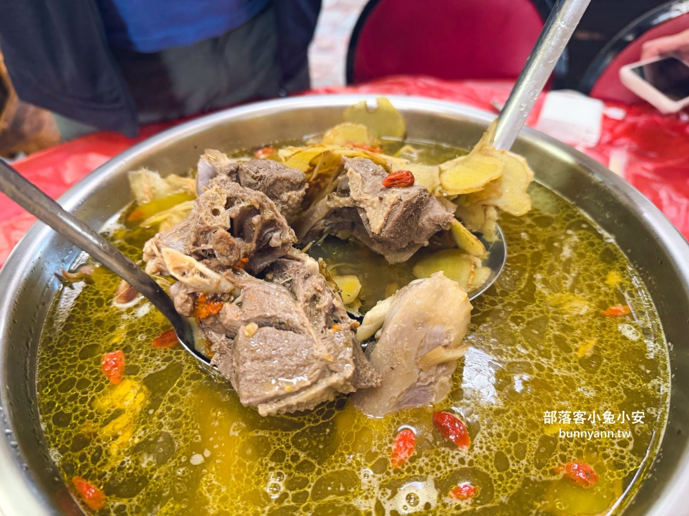 桃園【佳安薑母鴨】隱身小路內的好吃薑母鴨店，小木屋包廂適合聚餐推薦