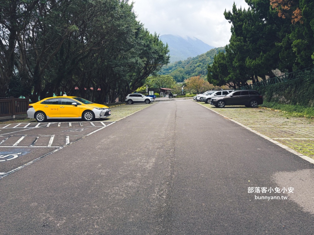 陽明山【小隱潭瀑布】從入口處到牛奶色瀑布來回只要15分鐘輕鬆走 陽明山【小隱潭瀑布】從入口處到牛奶色瀑布來回只要15分鐘輕鬆走