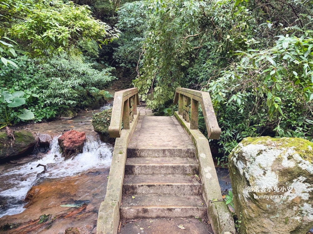 陽明山【小隱潭瀑布】從入口處到牛奶色瀑布來回只要15分鐘輕鬆走 陽明山【小隱潭瀑布】從入口處到牛奶色瀑布來回只要15分鐘輕鬆走