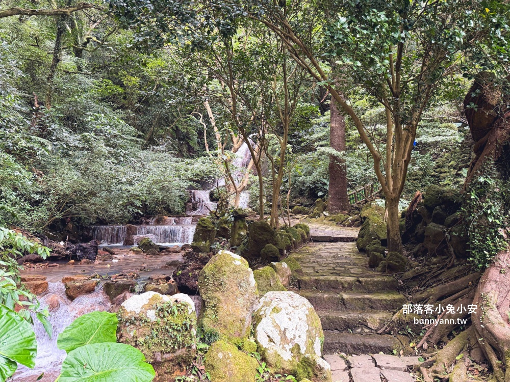 陽明山【小隱潭瀑布】從入口處到牛奶色瀑布來回只要15分鐘輕鬆走 陽明山【小隱潭瀑布】從入口處到牛奶色瀑布來回只要15分鐘輕鬆走
