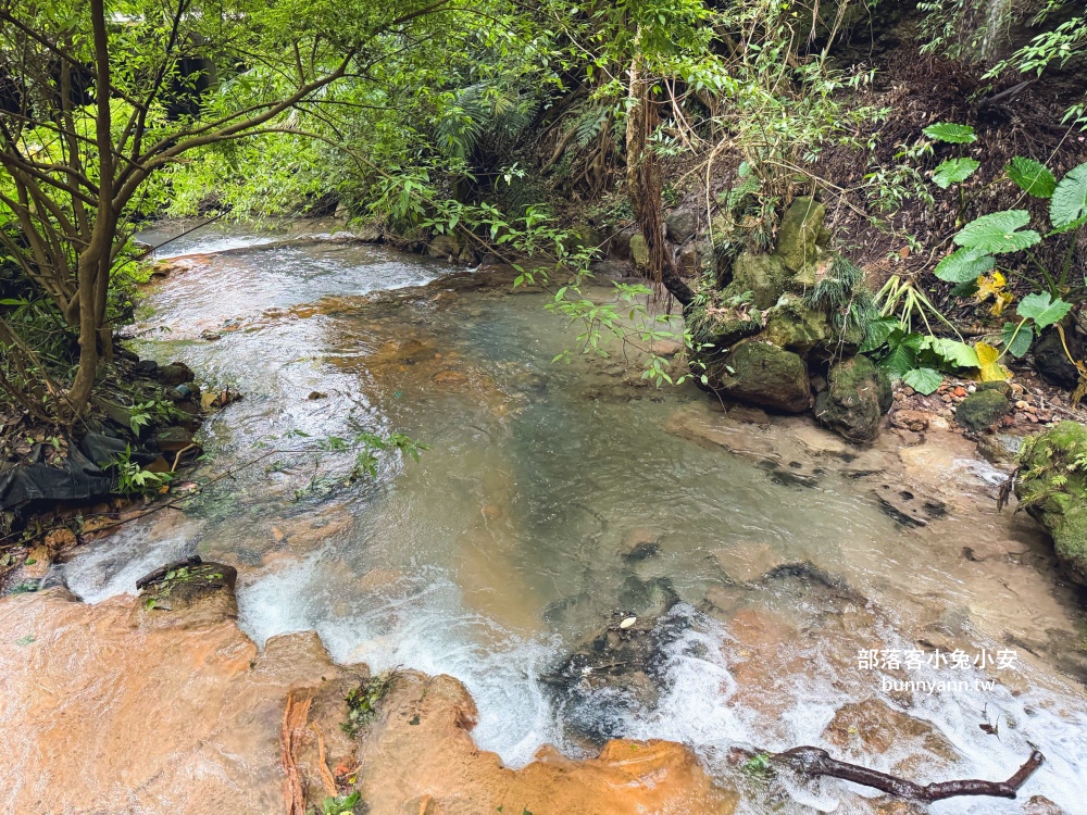 陽明山【小隱潭瀑布】從入口處到牛奶色瀑布來回只要15分鐘輕鬆走 陽明山【小隱潭瀑布】從入口處到牛奶色瀑布來回只要15分鐘輕鬆走