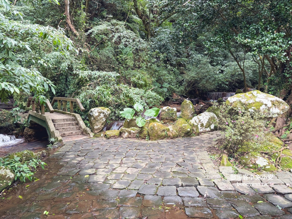陽明山【小隱潭瀑布】從入口處到牛奶色瀑布來回只要15分鐘輕鬆走 陽明山【小隱潭瀑布】從入口處到牛奶色瀑布來回只要15分鐘輕鬆走