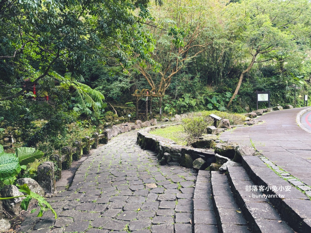 陽明山【小隱潭瀑布】從入口處到牛奶色瀑布來回只要15分鐘輕鬆走 陽明山【小隱潭瀑布】從入口處到牛奶色瀑布來回只要15分鐘輕鬆走