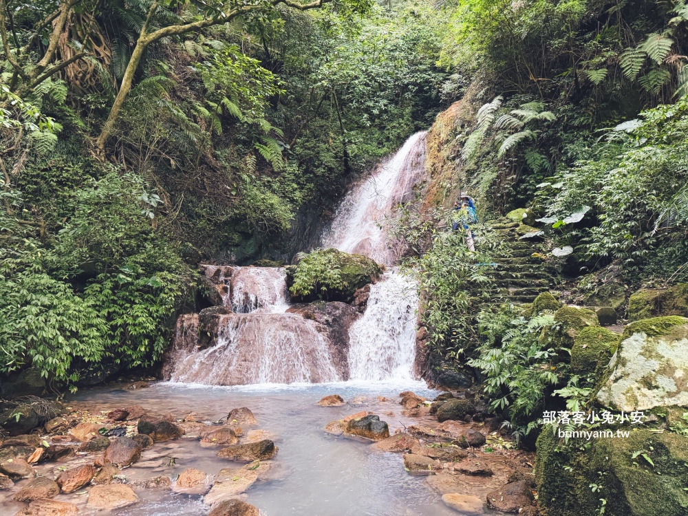 陽明山【小隱潭瀑布】從入口處到牛奶色瀑布來回只要15分鐘輕鬆走 陽明山【小隱潭瀑布】從入口處到牛奶色瀑布來回只要15分鐘輕鬆走