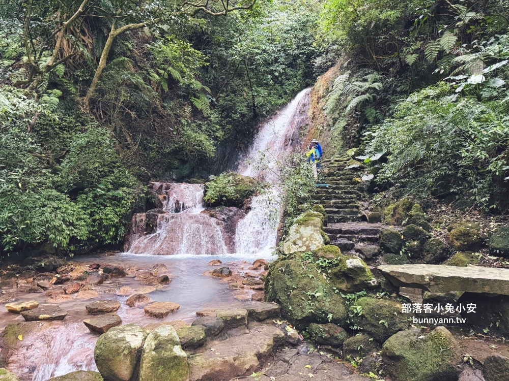 陽明山【小隱潭瀑布】從入口處到牛奶色瀑布來回只要15分鐘輕鬆走 陽明山【小隱潭瀑布】從入口處到牛奶色瀑布來回只要15分鐘輕鬆走