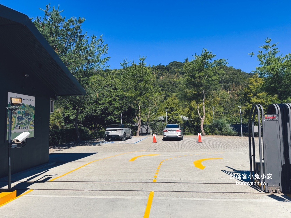 地點有夠偏僻，卻是兩千坪日式綠植栽園區，有森林與戲水池，綠意餐廳超美