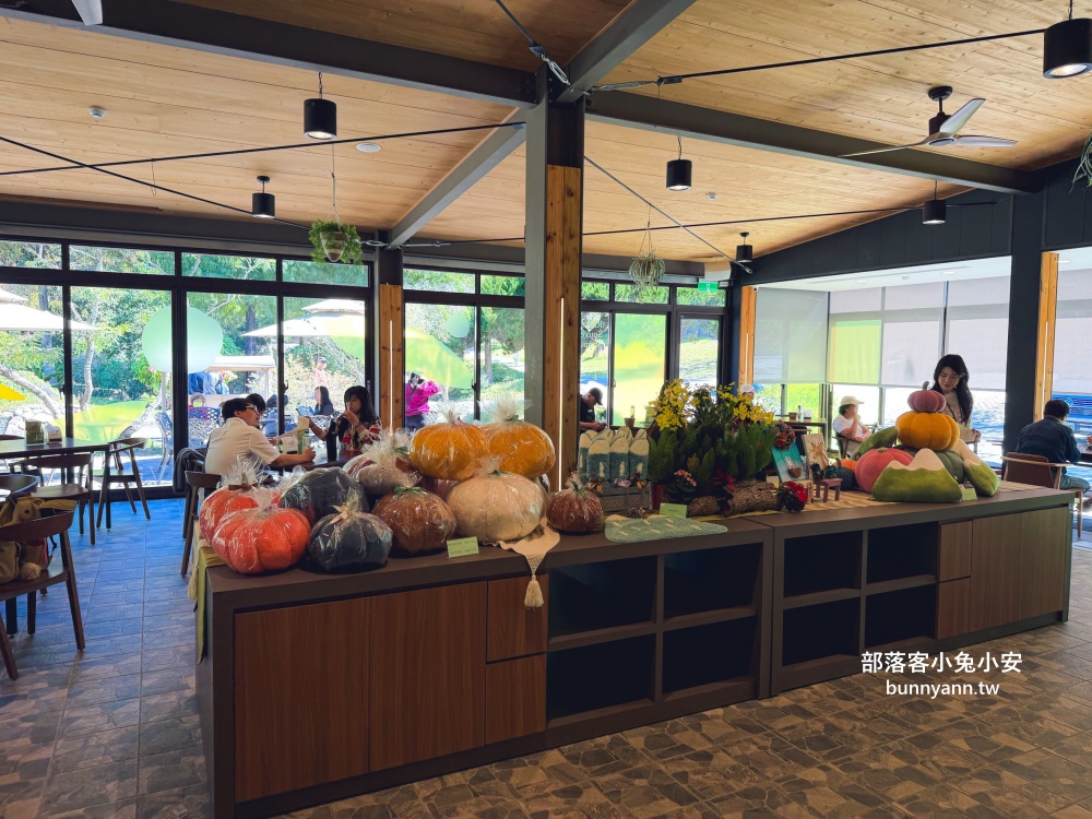 地點有夠偏僻，卻是兩千坪日式綠植栽園區，有森林與戲水池，綠意餐廳超美