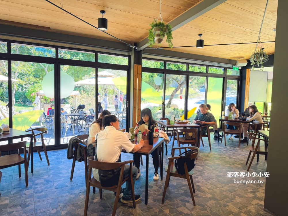 地點有夠偏僻，卻是兩千坪日式綠植栽園區，有森林與戲水池，綠意餐廳超美