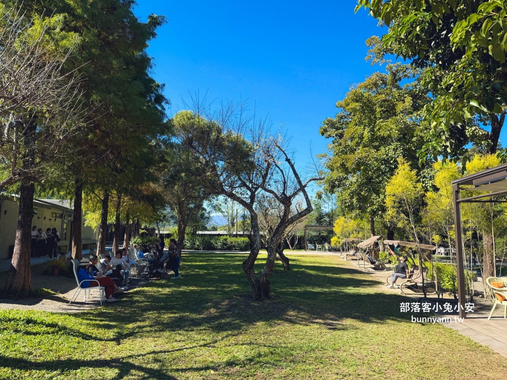 地點有夠偏僻，卻是兩千坪日式綠植栽園區，有森林與戲水池，綠意餐廳超美