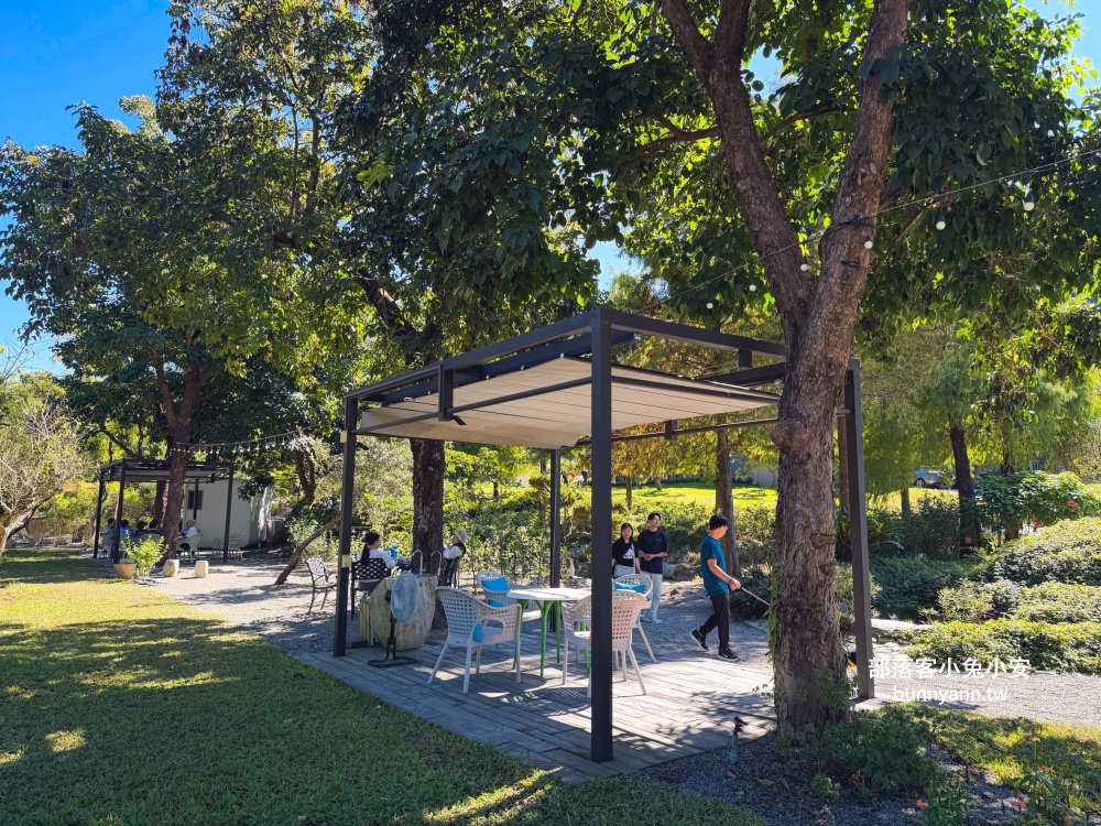 地點有夠偏僻，卻是兩千坪日式綠植栽園區，有森林與戲水池，綠意餐廳超美