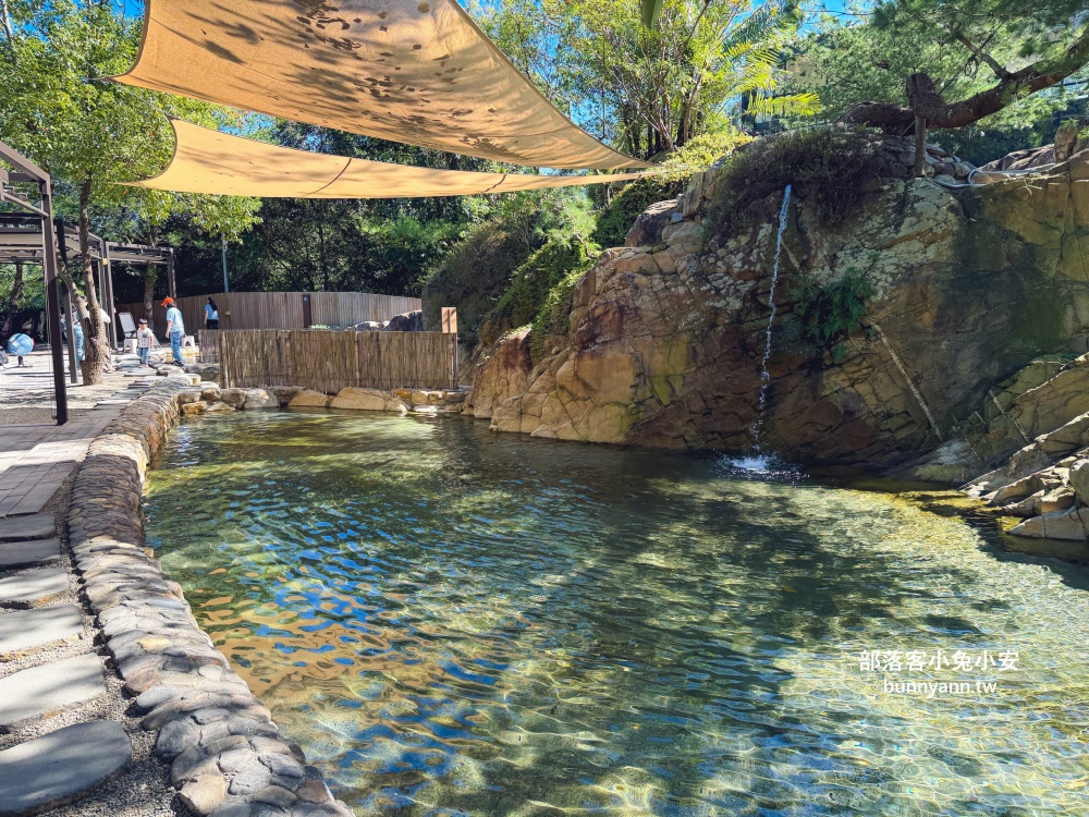 地點有夠偏僻，卻是兩千坪日式綠植栽園區，有森林與戲水池，綠意餐廳超美