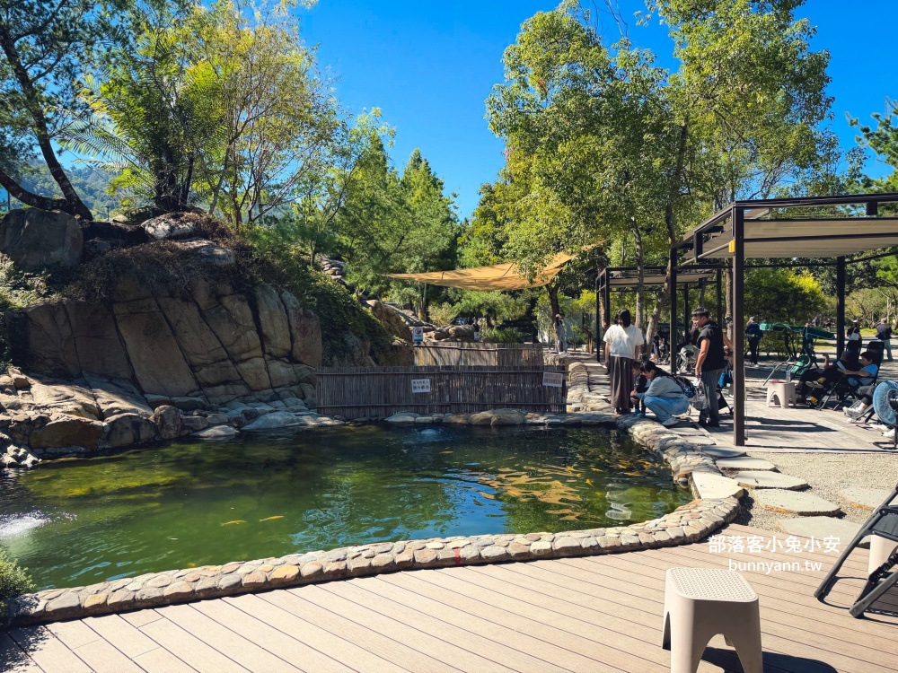 地點有夠偏僻，卻是兩千坪日式綠植栽園區，有森林與戲水池，綠意餐廳超美