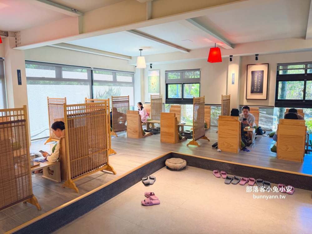 地點有夠偏僻，卻是兩千坪日式綠植栽園區，有森林與戲水池，綠意餐廳超美