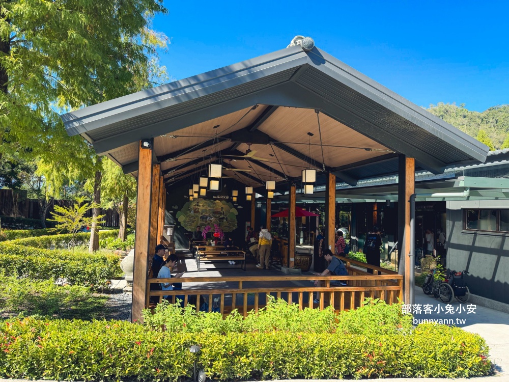 地點有夠偏僻，卻是兩千坪日式綠植栽園區，有森林與戲水池，綠意餐廳超美