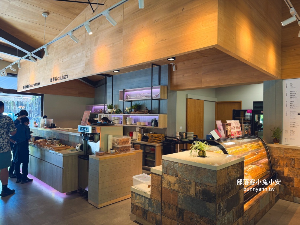 地點有夠偏僻，卻是兩千坪日式綠植栽園區，有森林與戲水池，綠意餐廳超美