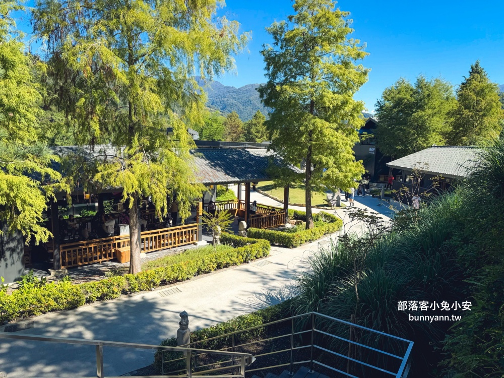 地點有夠偏僻，卻是兩千坪日式綠植栽園區，有森林與戲水池，綠意餐廳超美