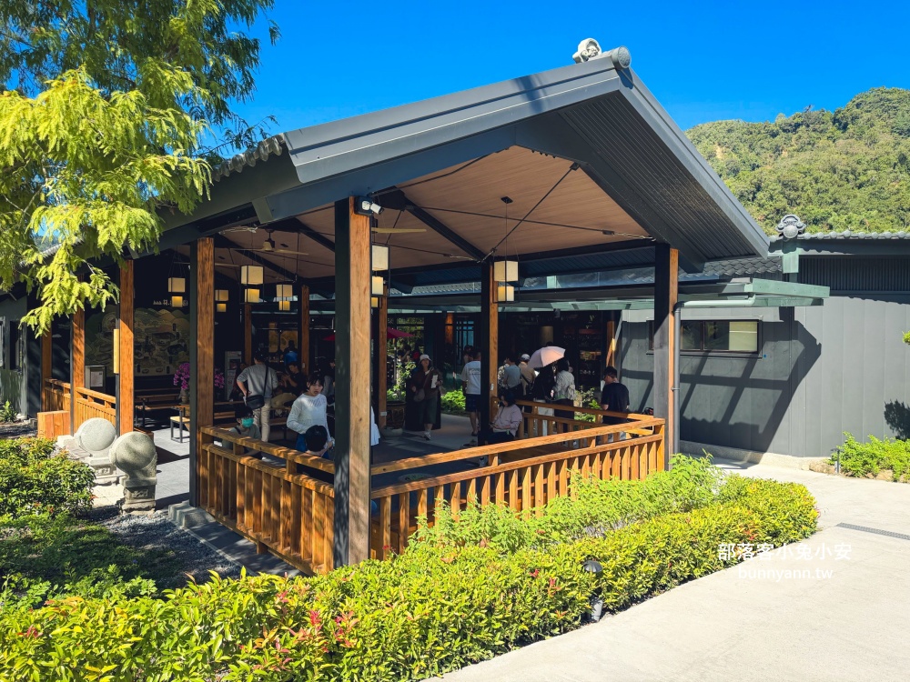 地點有夠偏僻，卻是兩千坪日式綠植栽園區，有森林與戲水池，綠意餐廳超美