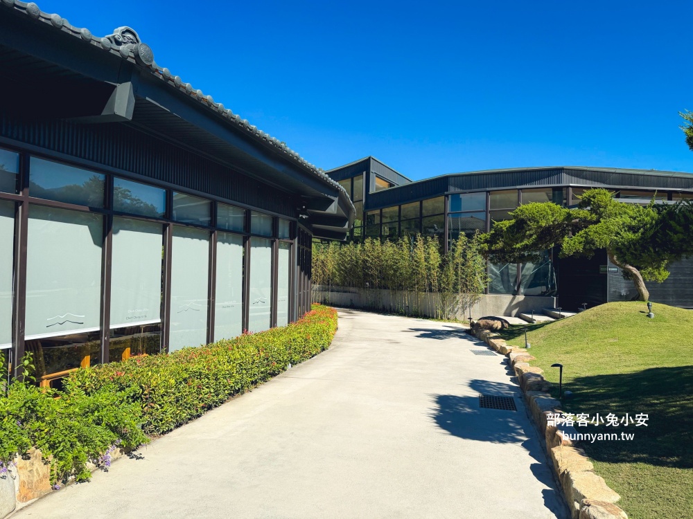 地點有夠偏僻，卻是兩千坪日式綠植栽園區，有森林與戲水池，綠意餐廳超美