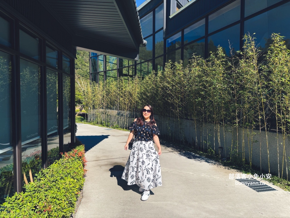 地點有夠偏僻，卻是兩千坪日式綠植栽園區，有森林與戲水池，綠意餐廳超美